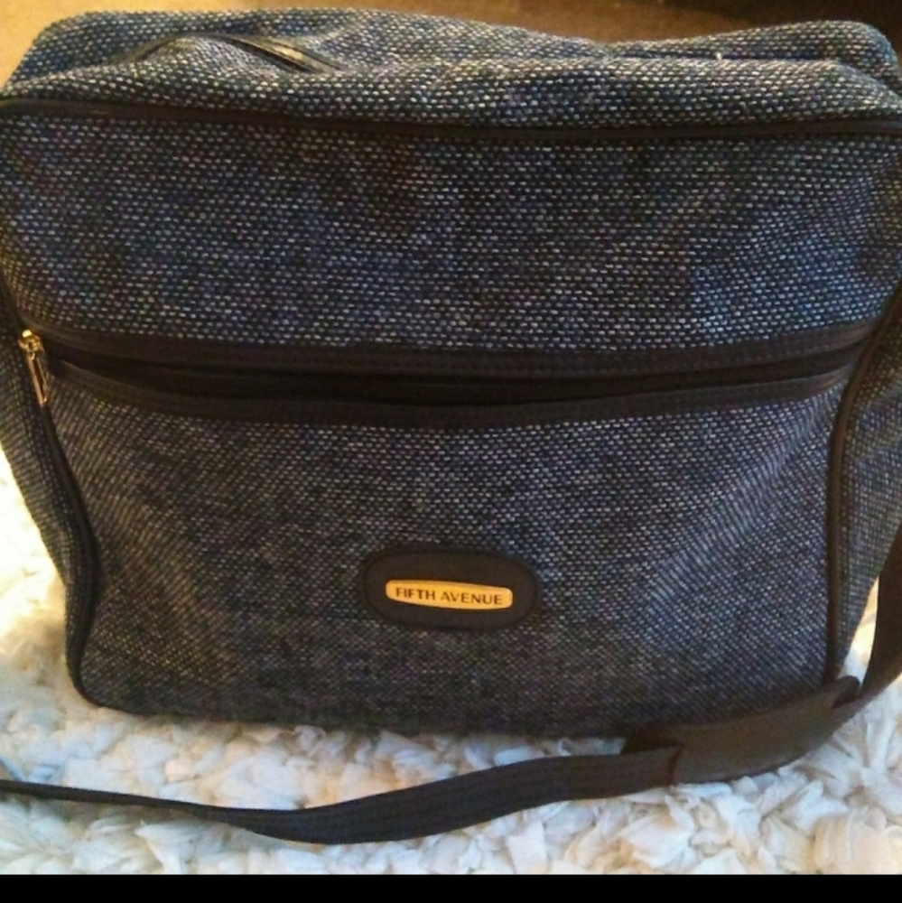 A vintage luggage bag set by fifth avenue. In excellent condition